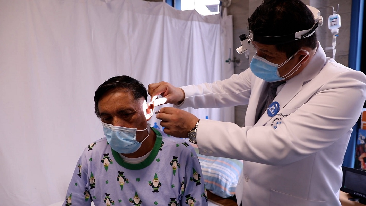 Innovador procedimiento quirúrgico de médicos de Almenara salva la vida de paciente con tumor en el oído.