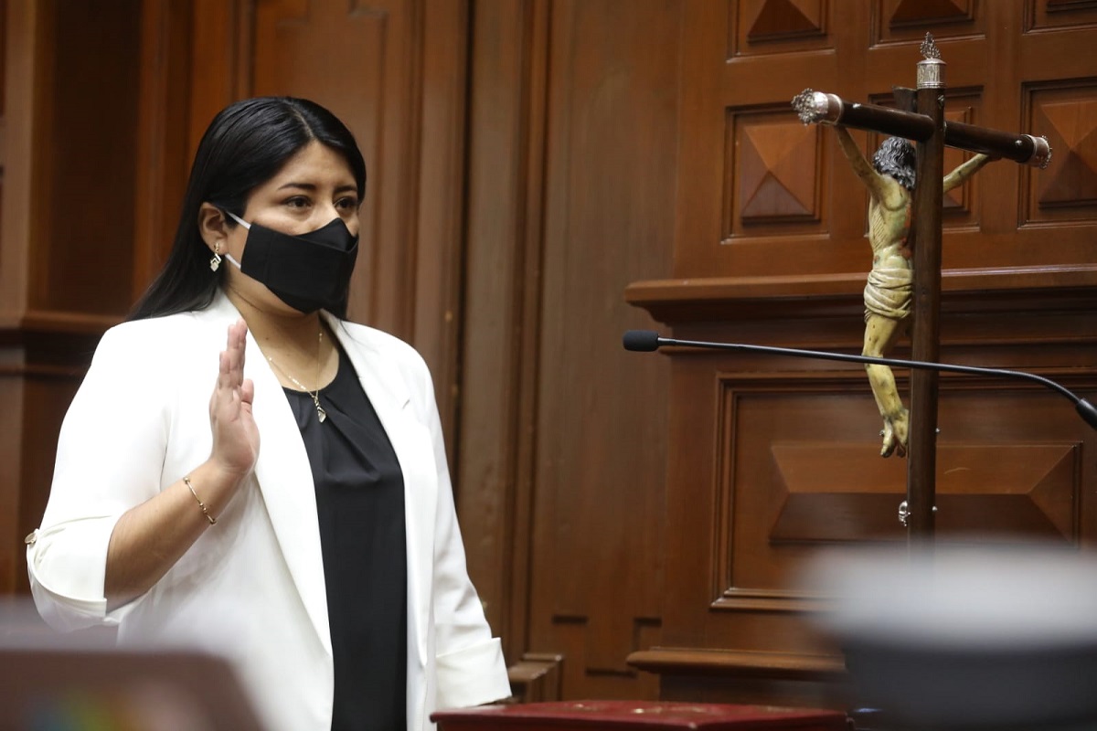Nieves Esmeralda Limachi Quispe juró el cargo de Congresista de la República, para completar el periodo legislativo 2021-2026.