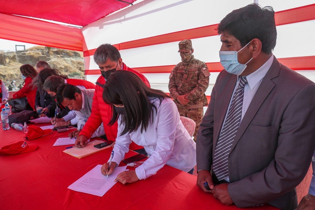 La premier Mirtha Vásquez y dirigentes de tres provincias del sur de Ayacucho acuerdan proteger las cabeceras de cuencas.