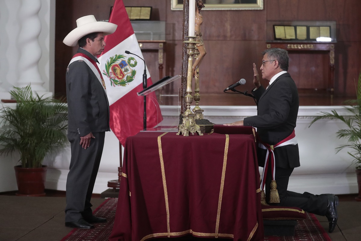 El presidente Pedro Castillo Terrones, tomó juramento al nuevo ministro de Educación, Rosendo Leoncio Serna Romano.