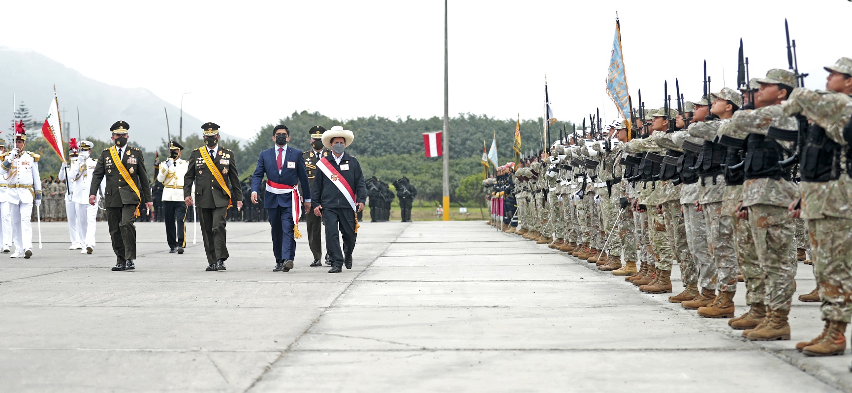 Retomar la agenda que interesa a los peruanos es estar unidos, invocó presidente Castillo en el Día del Ejército.