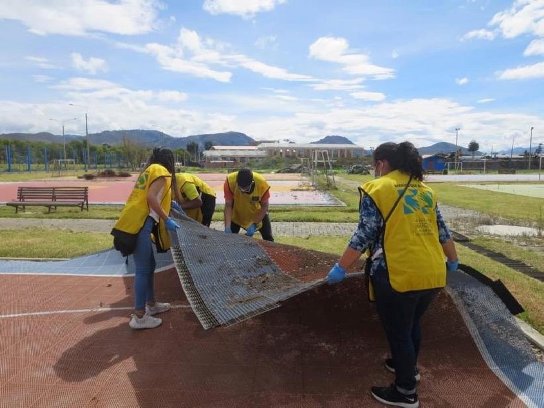 En Cajamarca municipalidad provincial e Iglesia de Jesucristo limpian y desinfectan el polideportivo del complejo Qhapac Ñan.