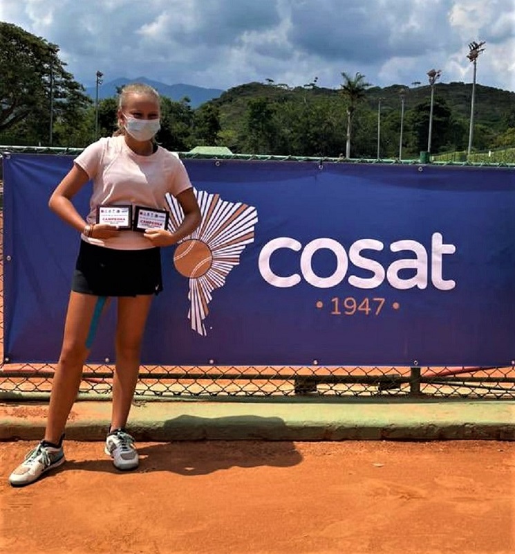 Tenista peruana Francesca Maguiña se alza con el triunfo en el campeonato de la Confederación Sudamericana de Tenis COSAT.