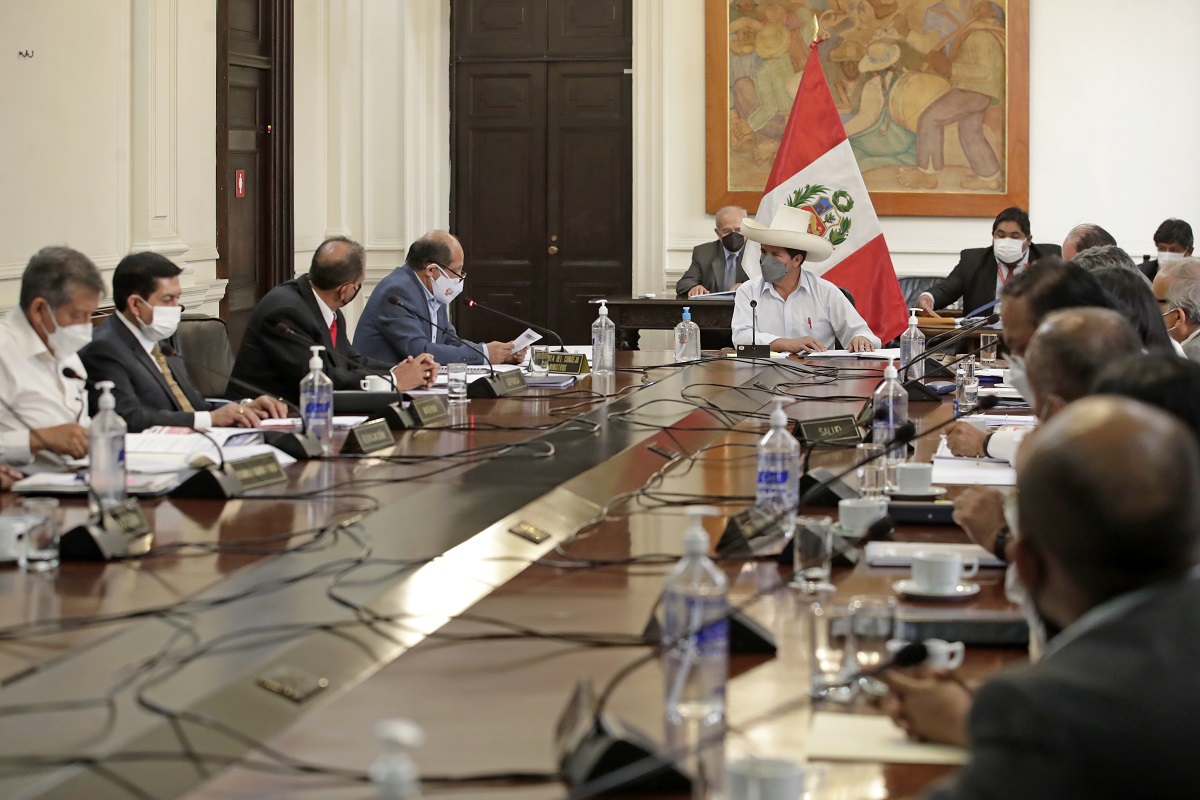 El jefe de Estado Pedro Castillo Terrones, lidera, junto con el titular del Gabinete Ministerial, Héctor Valer Pinto, la sesión del Consejo de Ministros.