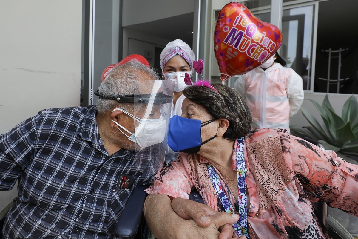 En el Día del Amor en el Perú, pareja septuagenaria con más de 40 años de relación gana la batalla al COVID-19.