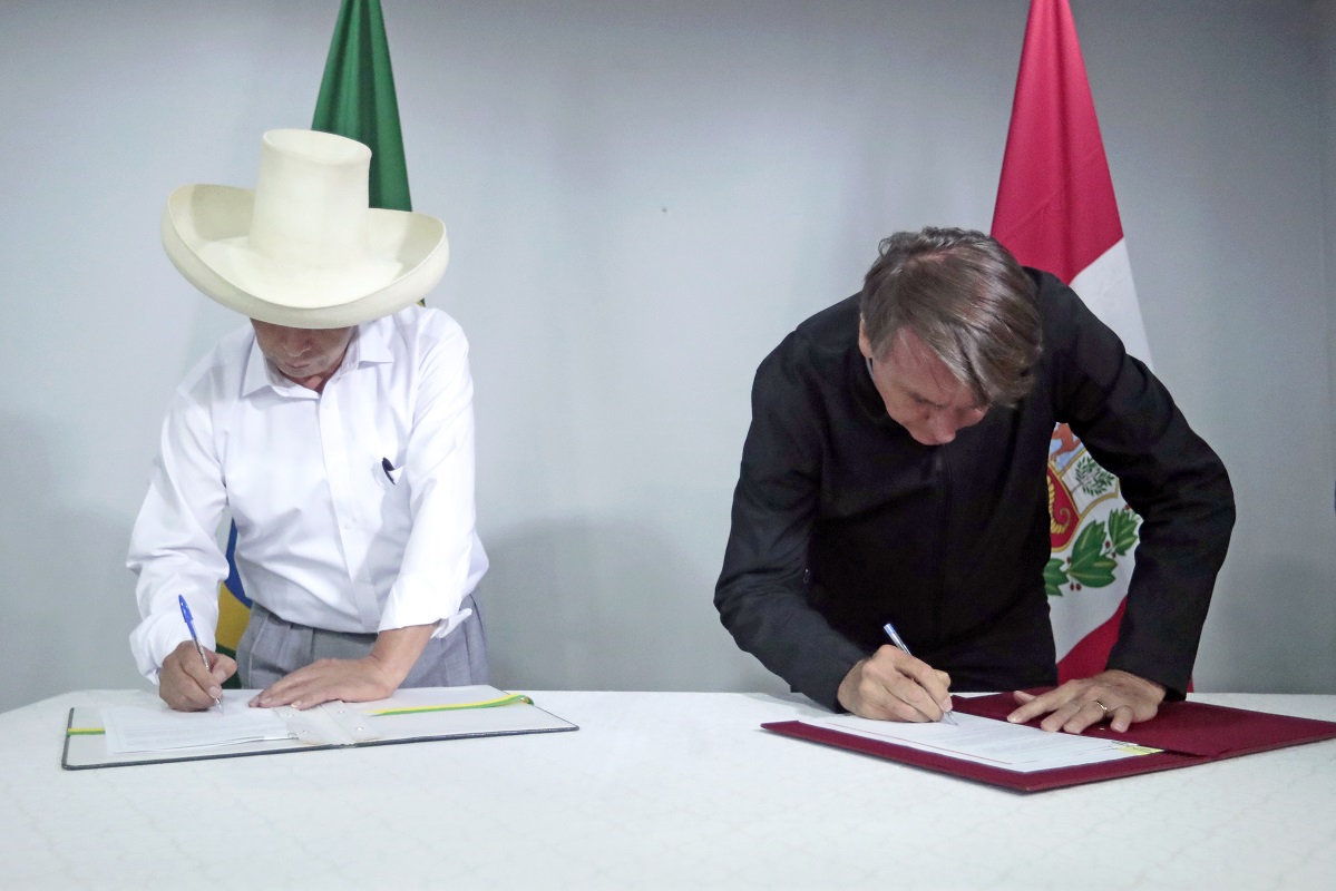 Presidentes de Perú, Pedro Castillo, y de Brasil, Jair Bolsonaro, firman memorando de entendimiento para promover cooperación en materia de salud.