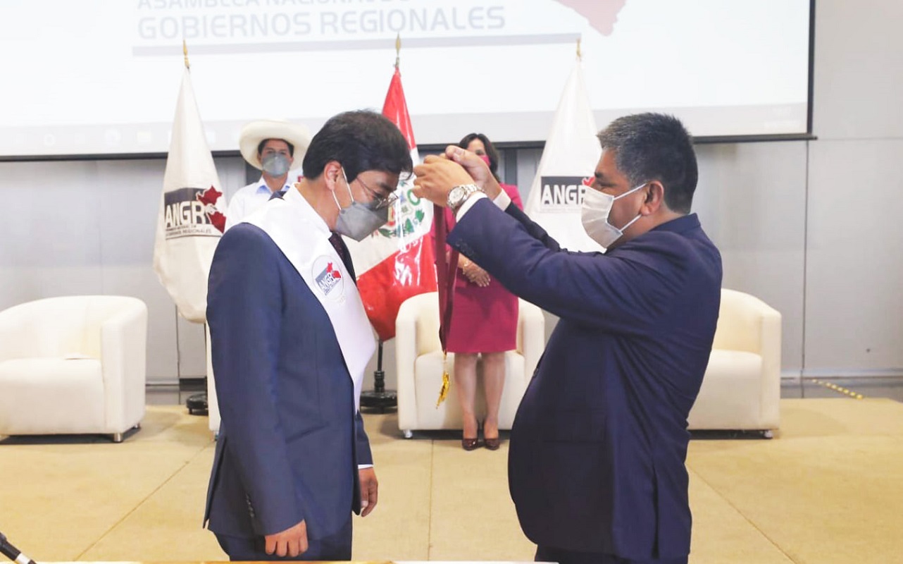 Con la participación de 23 gobernadores regionales del país, Carlos Rua, cede la posta a Jean Paul Benavente como presidente de la ANGR.