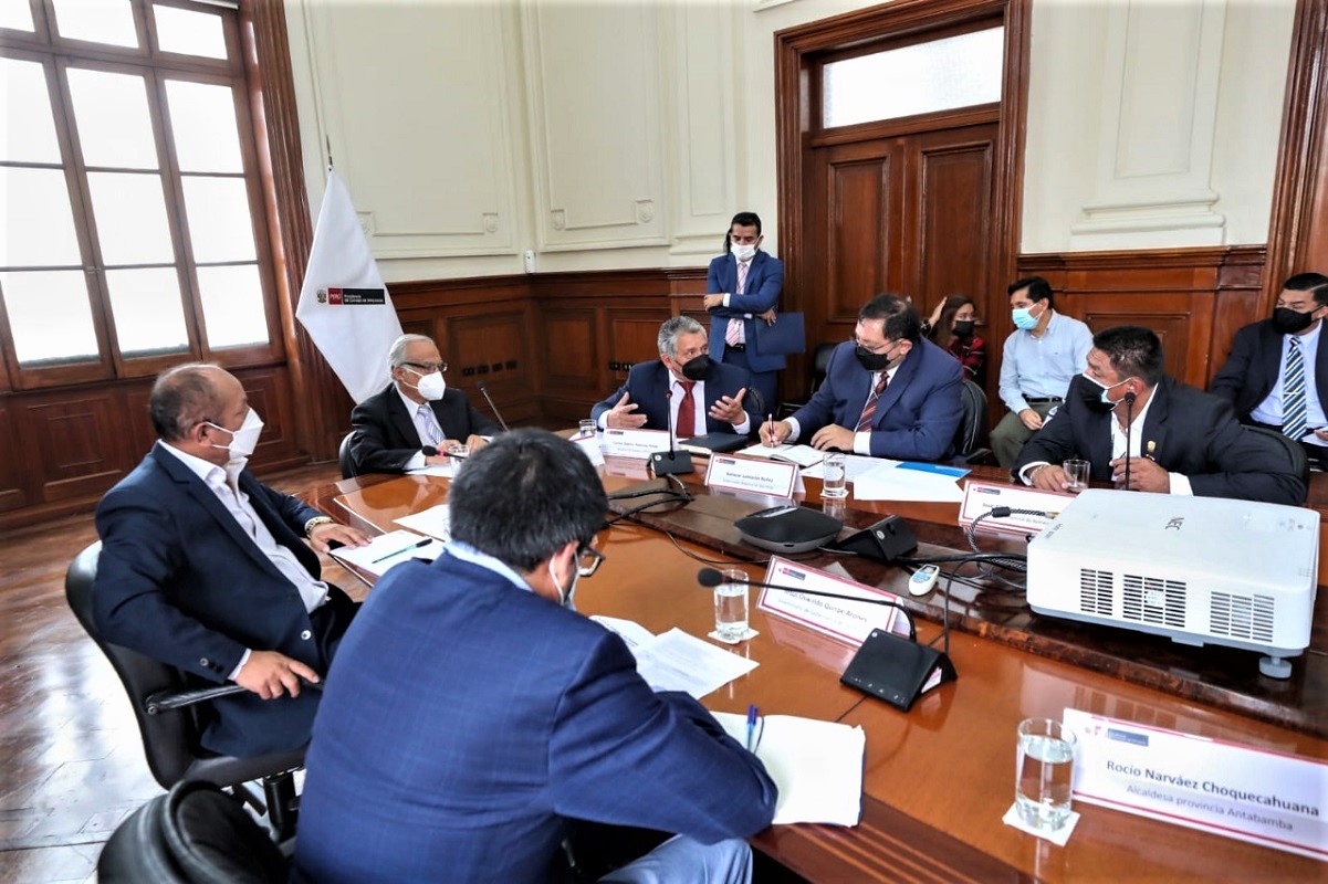 Premier Aníbal Torres y los ministros Juan Silva (MTC) y Carlos Palacios (MINEM), escucharon demandas de autoridades de Apurímac.