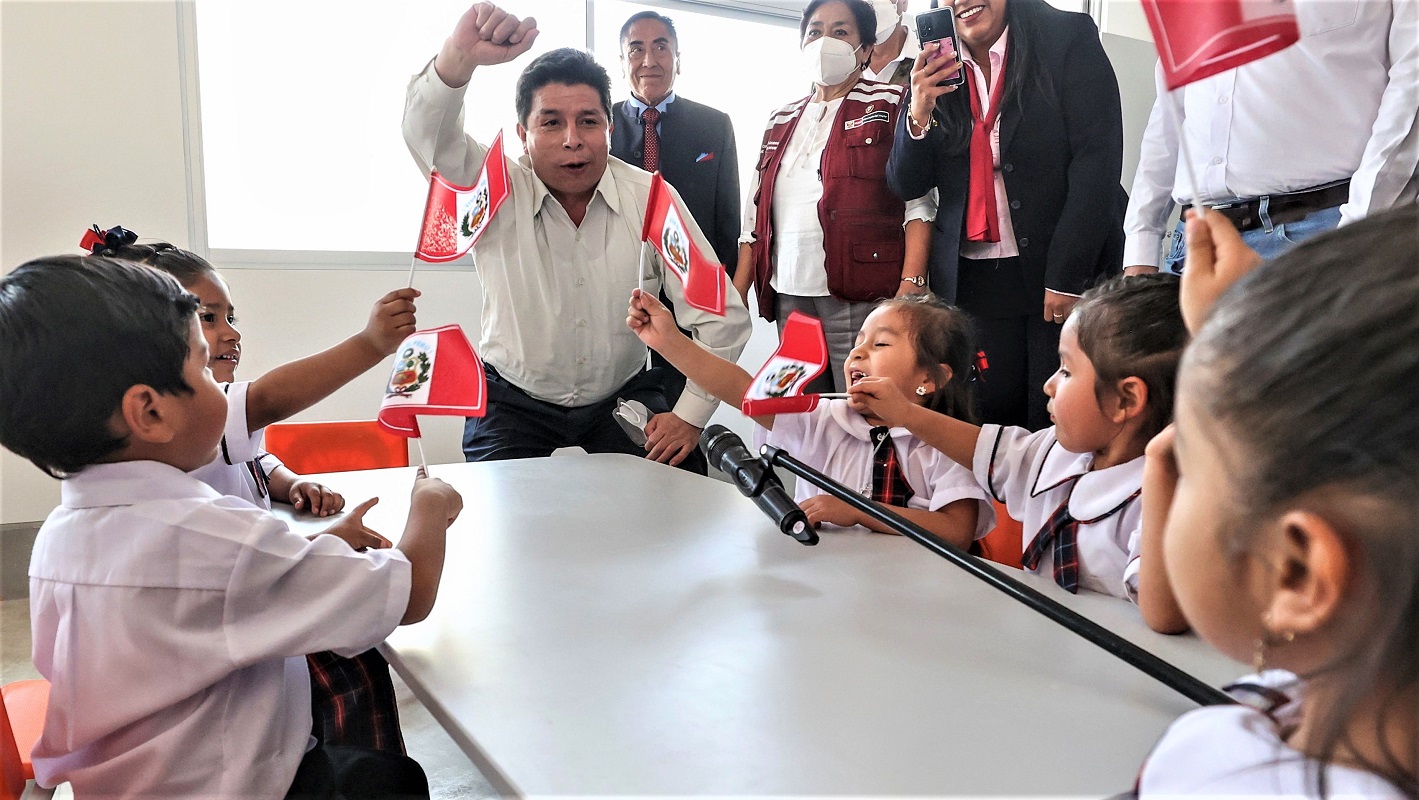 Gobierno apresta un nuevo currículo educativo nacional y un plan de maestrías y doctorados para docentes, anunció presidente Castillo.