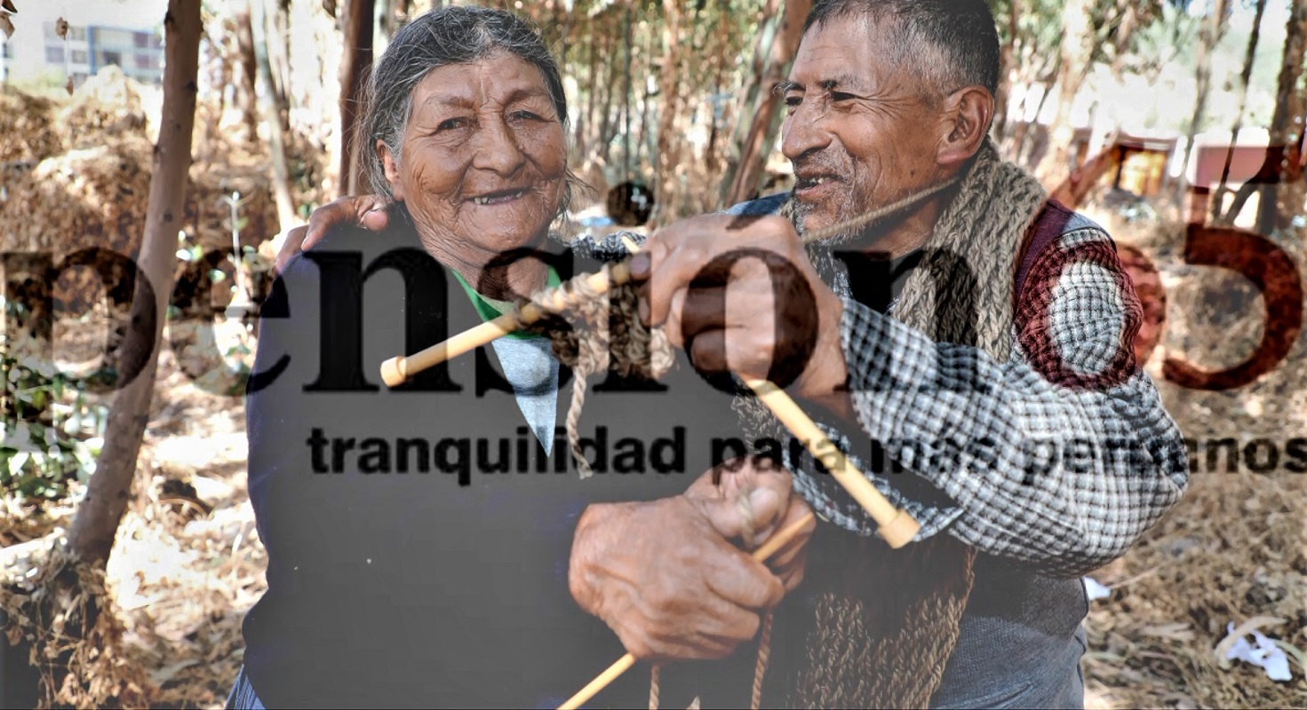 Ejemplo de amor, pareja de esposos usuarios de Pensión 65 tejen su amor y arte textil a diario en un rinconcito de San Jerónimo-Cusco.
