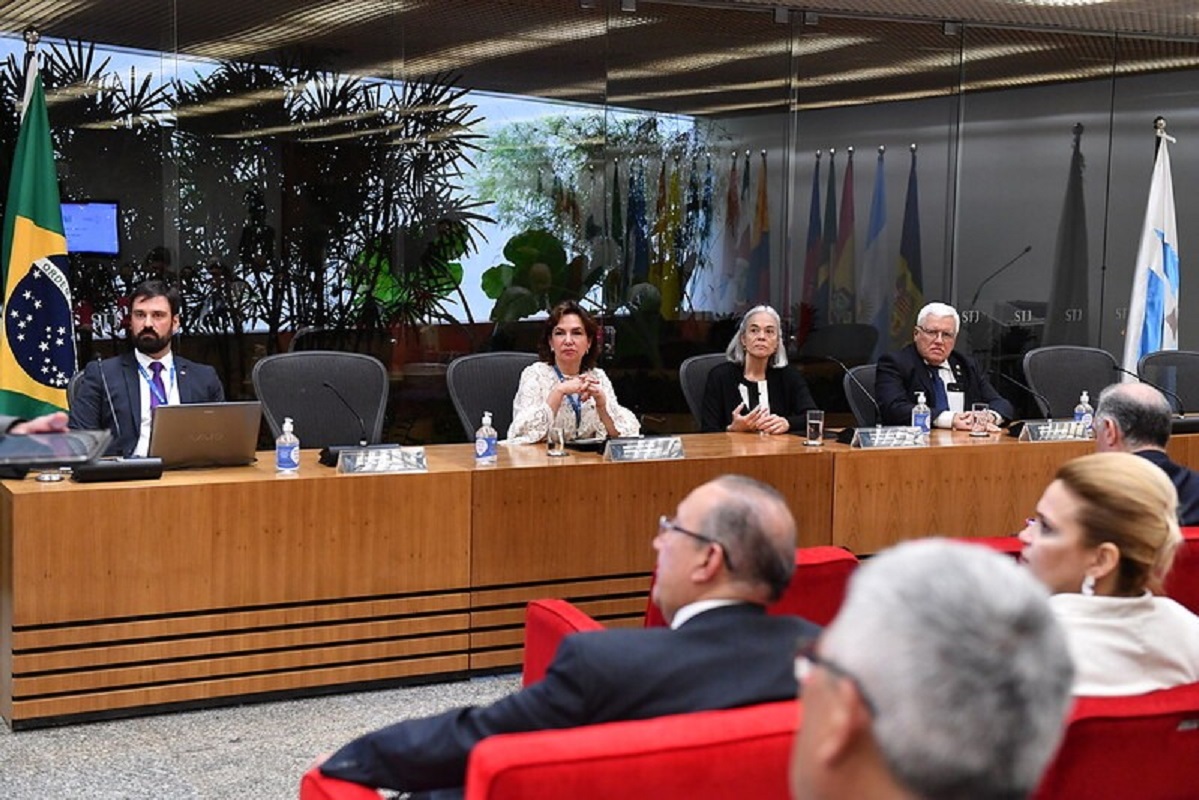 En Brasilia, Elvia Barrios propone en XXI Cumbre Judicial que poderes judiciales de Iberoamérica respondan juntos ataques a su independencia.