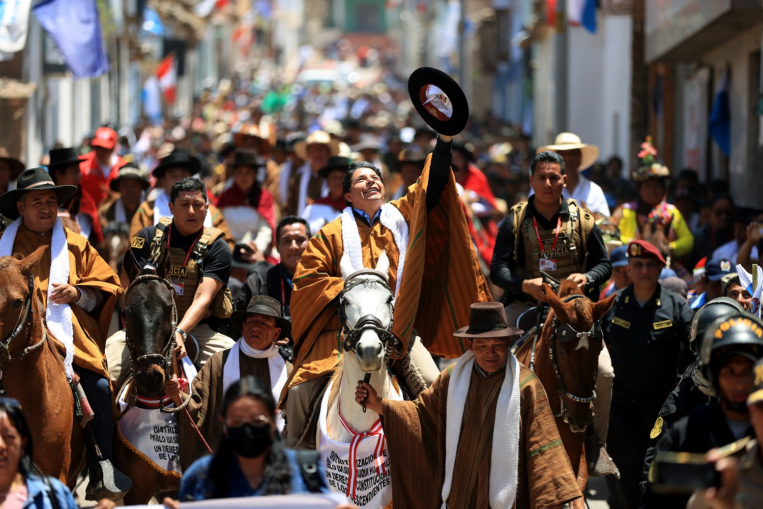 Presidente Castillo ante miles de personas se desplazó a caballo hasta la ceremonia de la primera jura de la independencia de Cangallo.