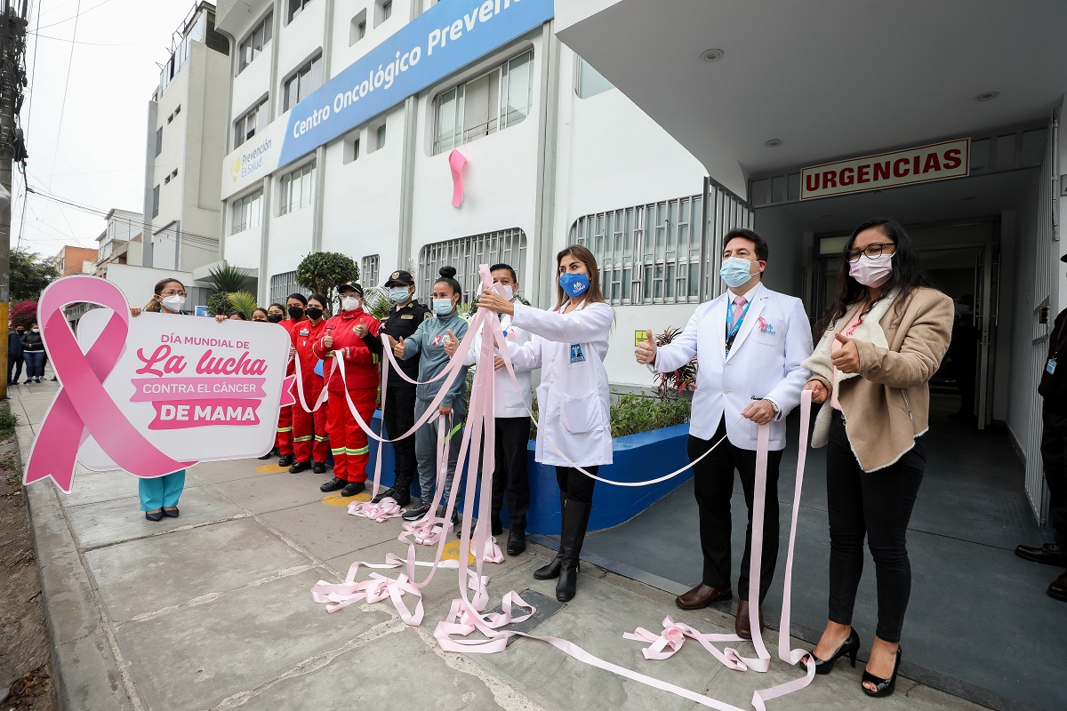 EsSalud realiza despistaje gratuito de cáncer de mama a bomberas y cadetes de la PNP en Semana Nacional de Lucha contra el Cáncer.