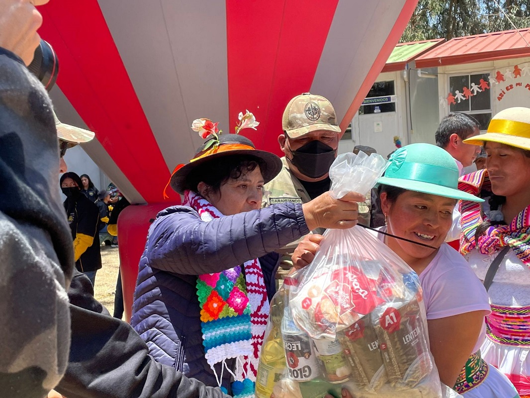 Iglesia de Jesucristo y la Oficina de Apoyo al conyugue del Presidente de la Republica donan 500 bolsas de alimentos en Huancavelica.