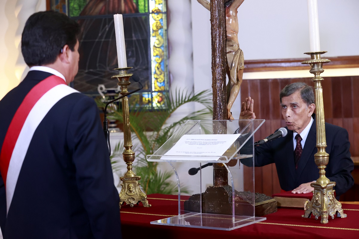Ex jefe de gabinete de asesores de la DINI, Emilio Gustavo Bobbio Rosas, juramentó como nuevo ministro de Defensa.