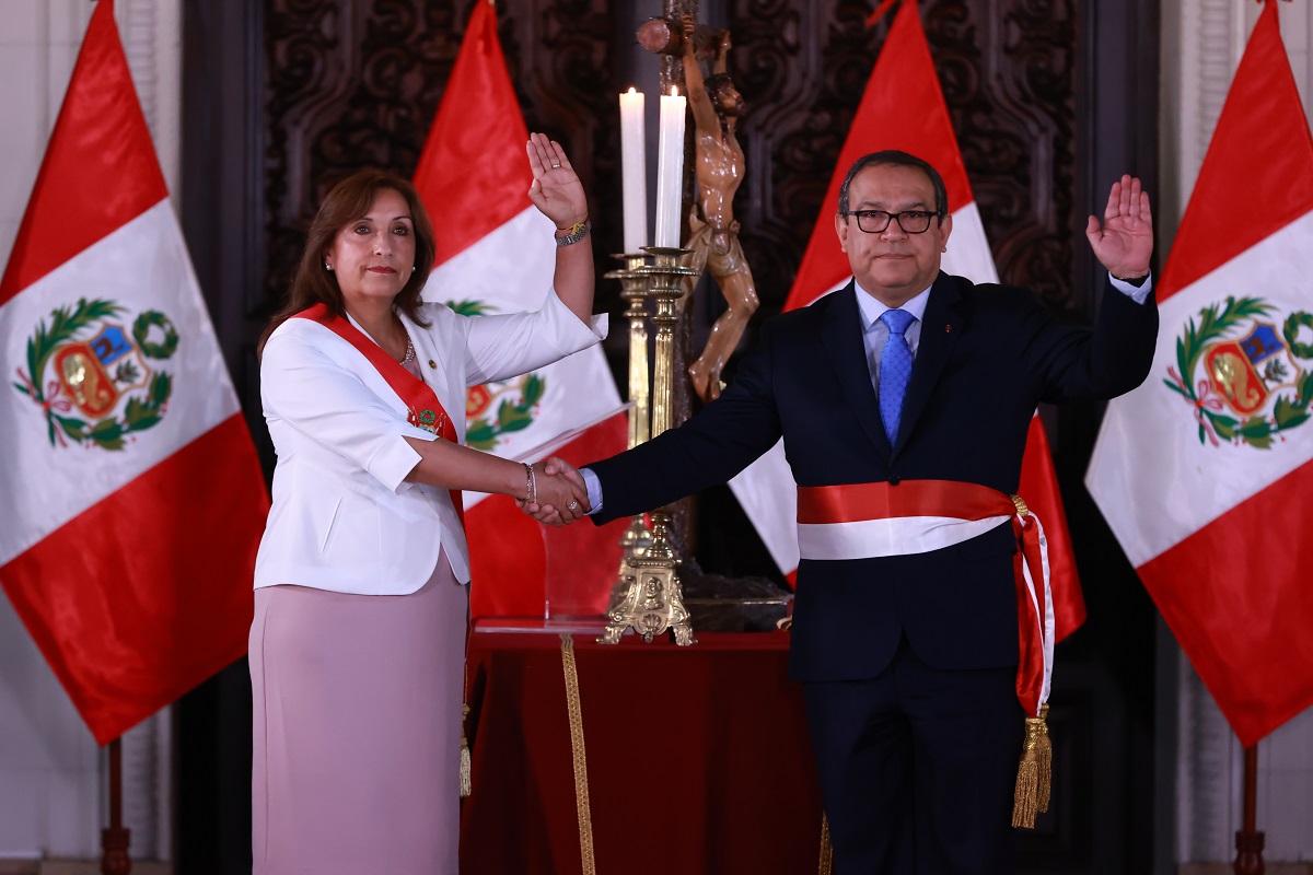 Juramenta nuevo premier en Perú, Alberto Otárola Peñaranda, tendrá la misión de construir la paz y reconciliación entre los peruanos.