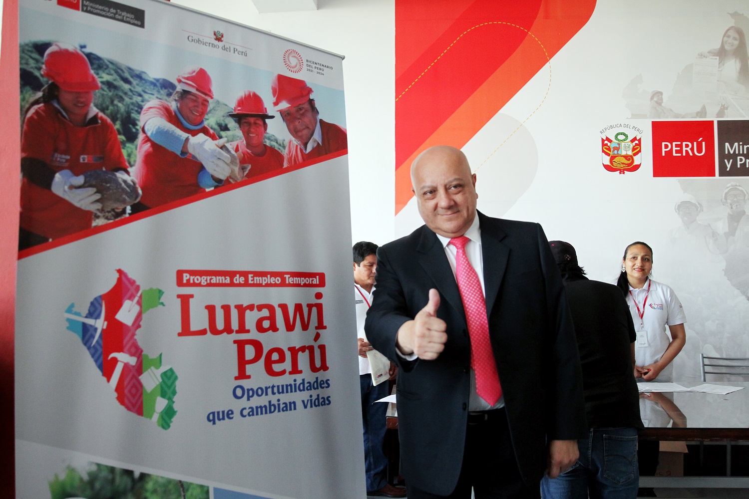 Ministro Adrianzén (MTPE) un primer paso, "Lurawi Perú 2023", programa de empleo temporal para una agenda laboral con paz social.