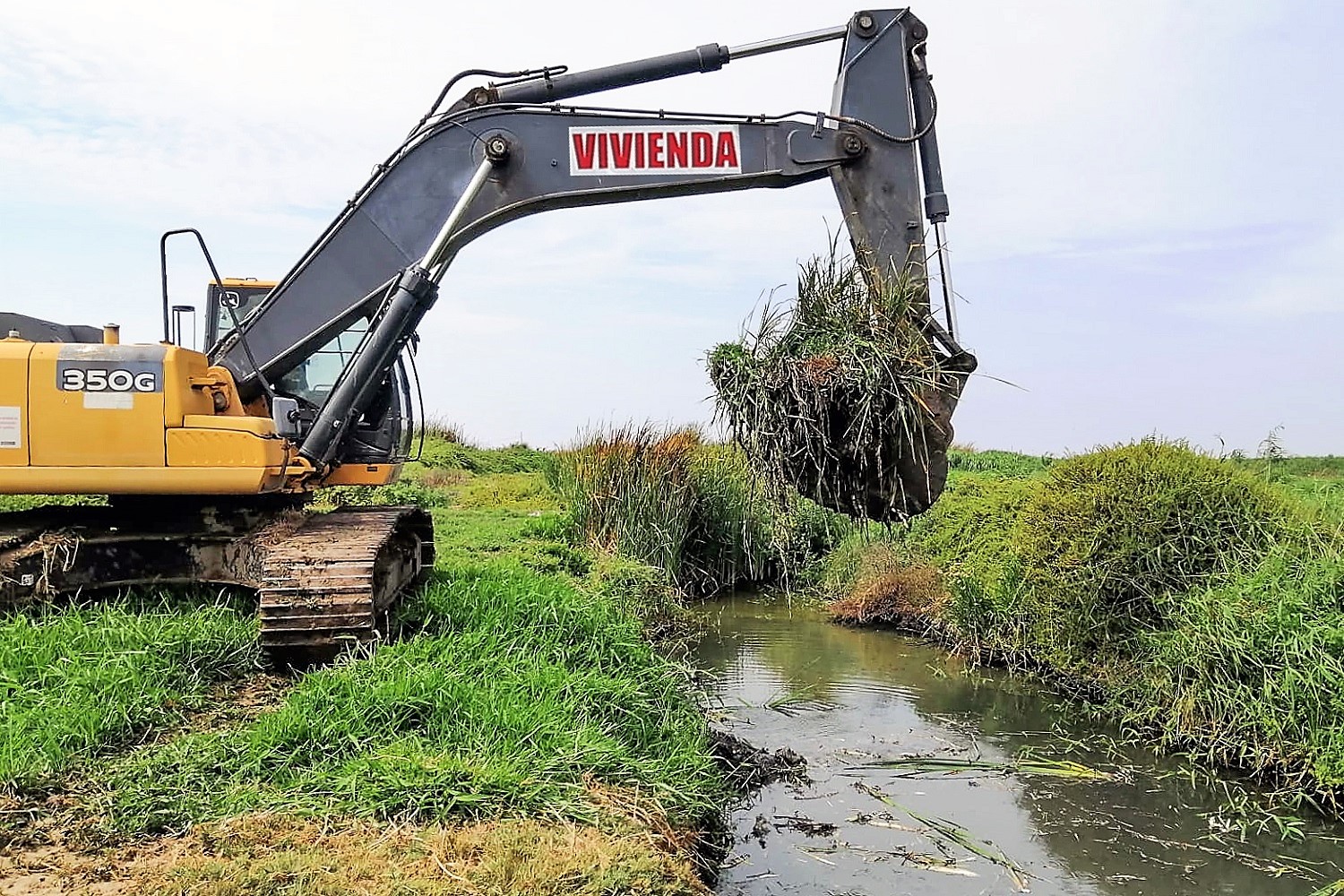 Maquinaria del Ministerio de Vivienda termina labores de barrido y descolmatación del dren pluvial Gallito rn Lambayeque.
