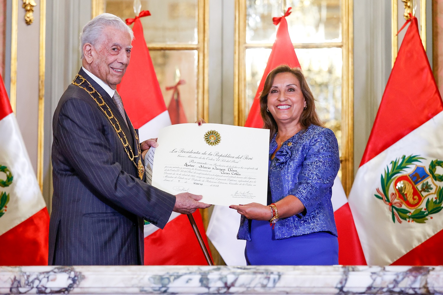 Nobel de Literatura, Mario Vargas Llosa, recibe del gobierno condecoración de la Orden El Sol del Perú en el grado de Gran Collar.